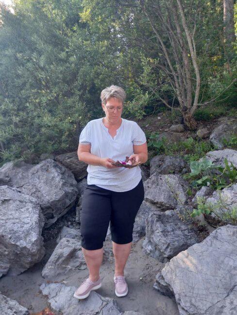 Anja mit Erinnerungsschiff