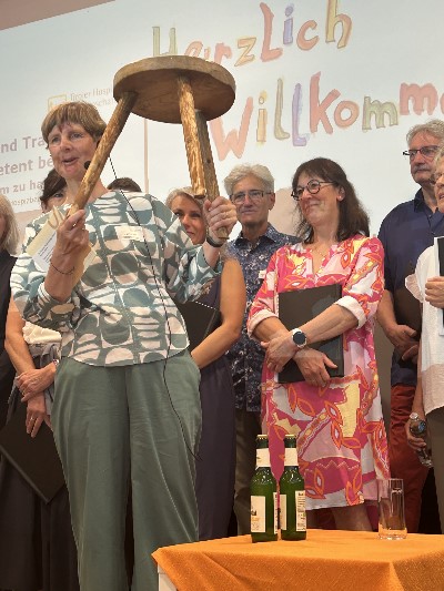 Angelika Heim mit Hocker