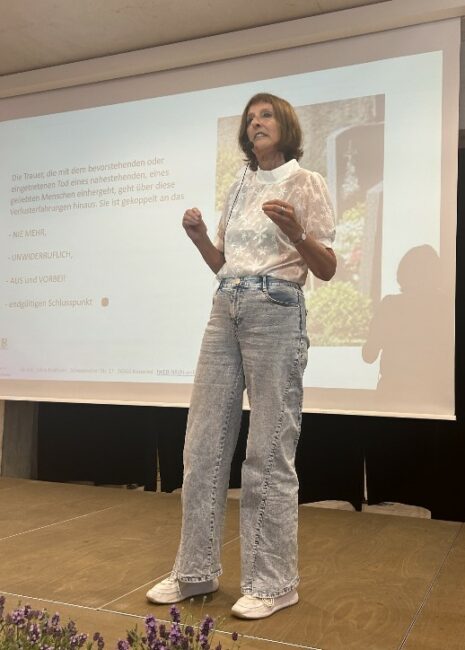 Dr. Sylvia Brahuhn beim Vortrag