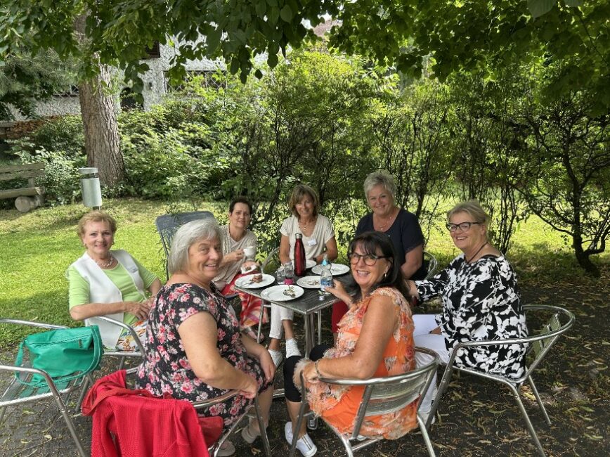 Ehrenamtliche bei Kaffee und Kuchen