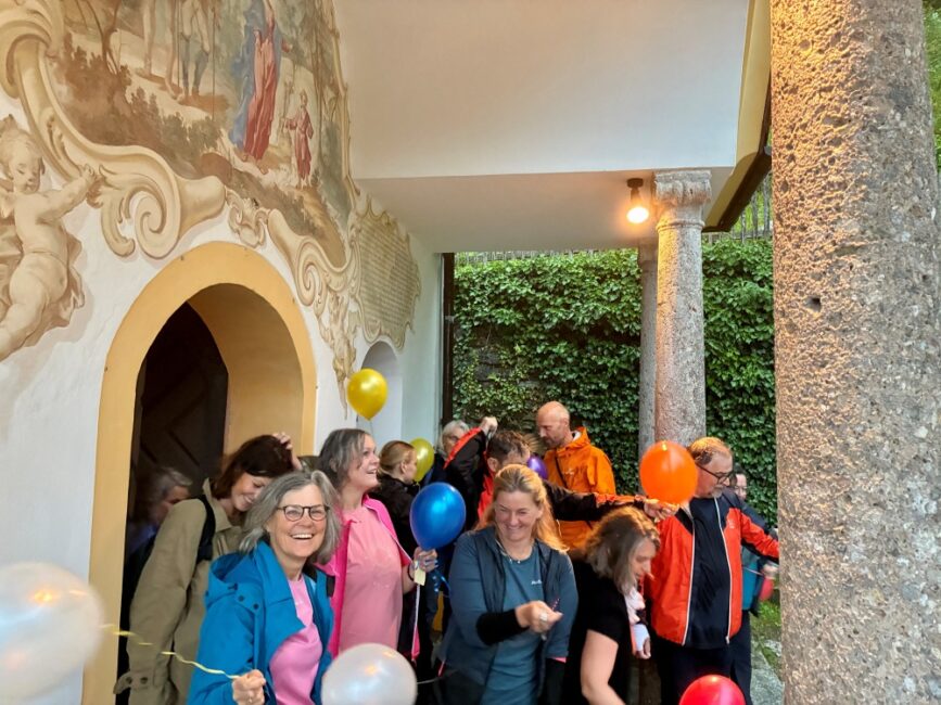 Vor der Kapelle