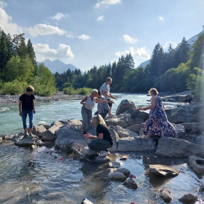 Team bei Übergabe Schiffe