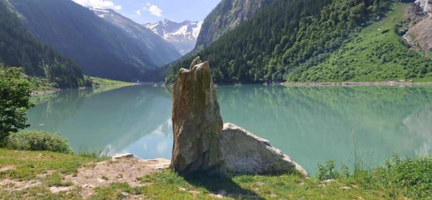 Bergsee mit Stein