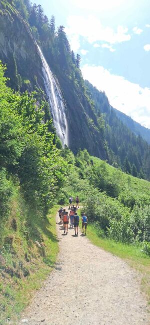 Wanderer auf Weg mit Blick auf Wasserfall