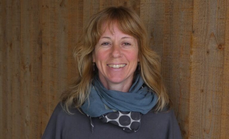 Nada Brindlinger vor einer Holzwand