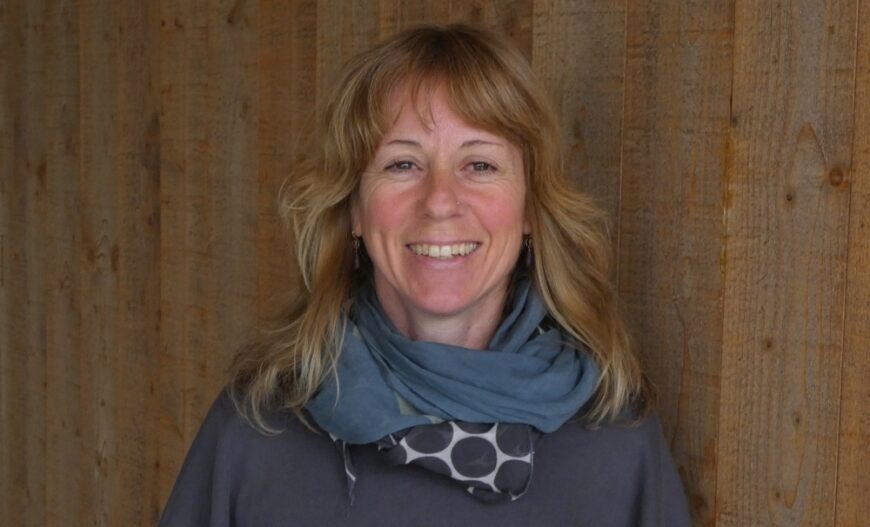 Nada Brindlinger vor einer Holzwand