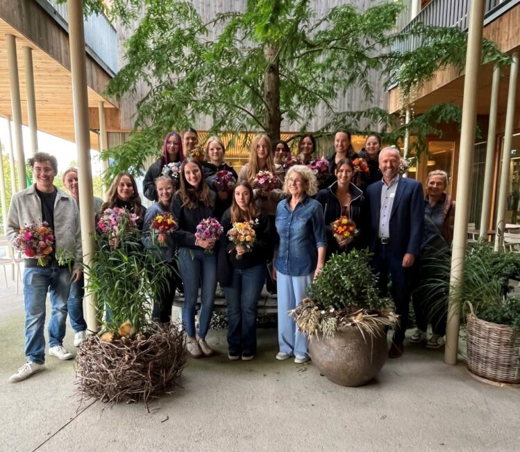 Die Schüler*innen mit ihren Sträußen. Im Bild sind auch Marina Baldauf und Werner Mühlböck