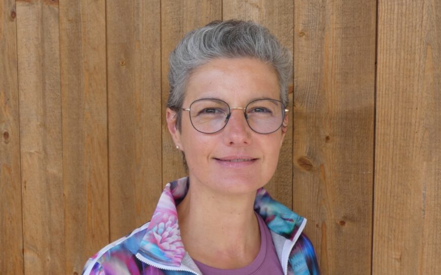 Johanna Riedmüller im Portrait vor einer Holzwand