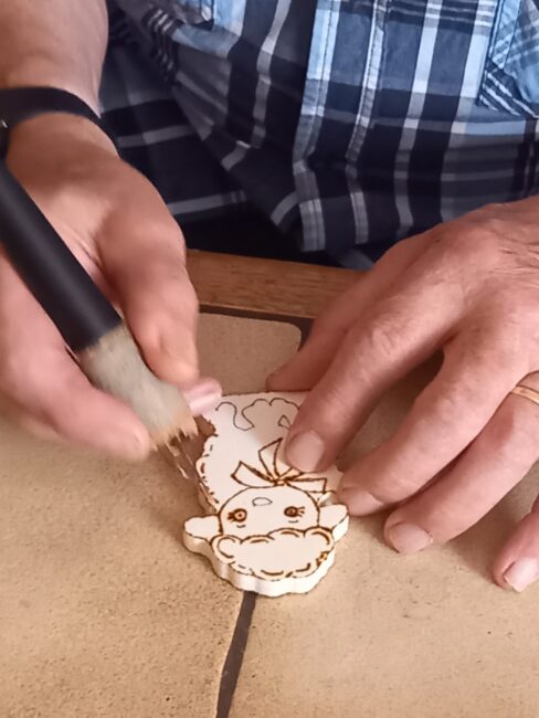 Herr Sonnweber beim Herstellen der Holztiere