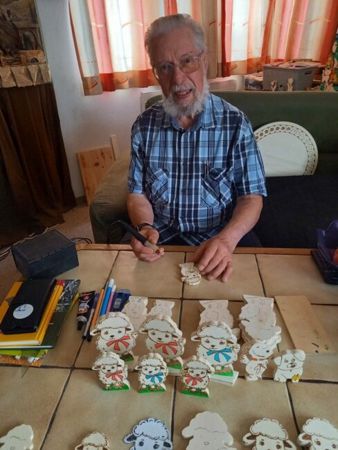 Herr Sonnweber beim Herstellen seiner Holztiere