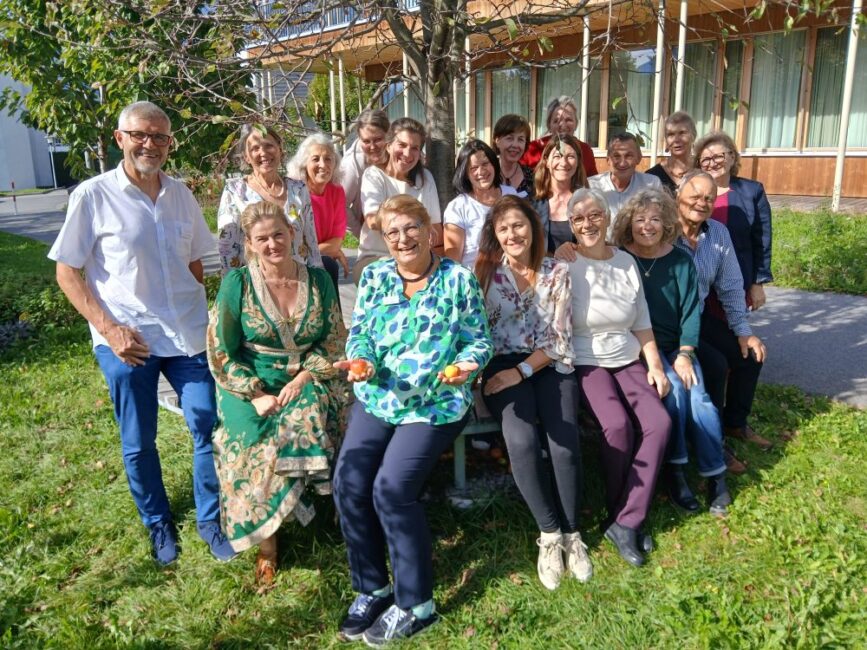 Gruppenbild der ehrenamtlichen vor dem Hospizhaus