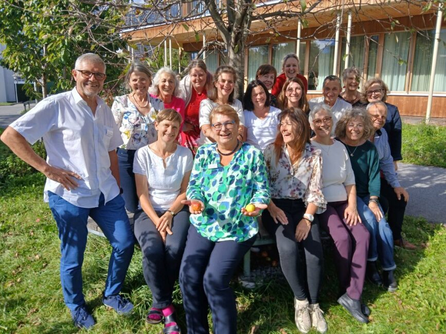 Gruppenbild der ehrenamtlichen vor dem Hospizhaus