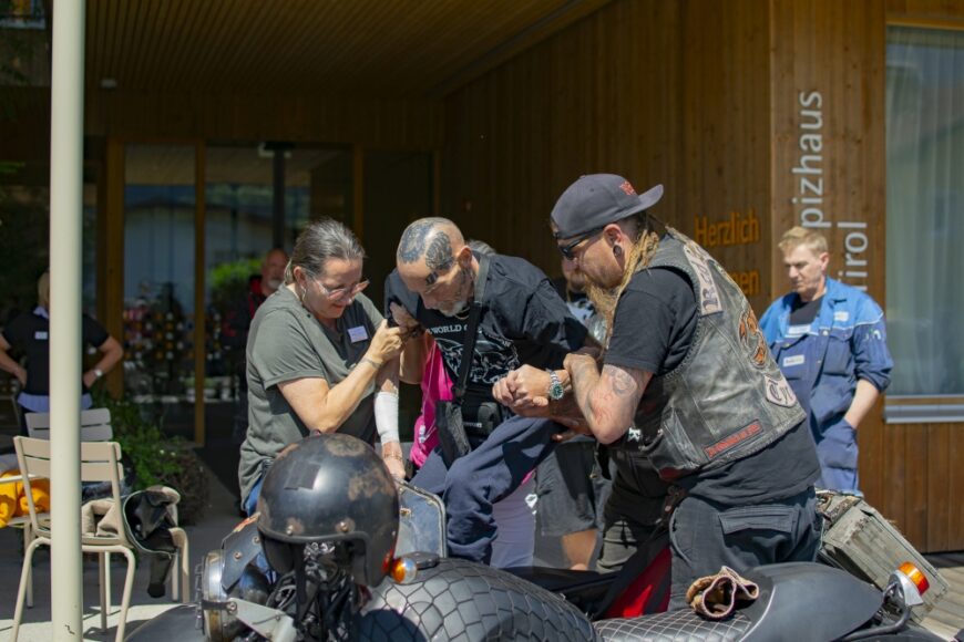 Bernhard beim Einsteigen ins Beiwagerl, wo er Hilfe braucht.