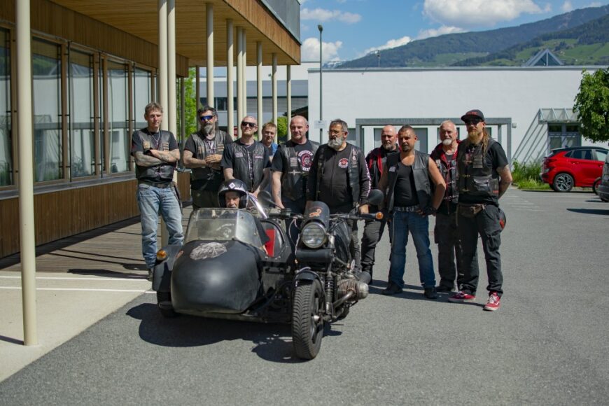 Die Männer vom Outsider MC Innsbruck vor dem Hospizhaus