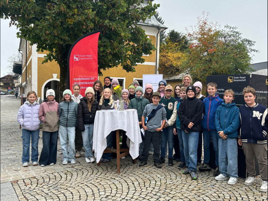 Kinder versammeln sich zur Straßenaktion