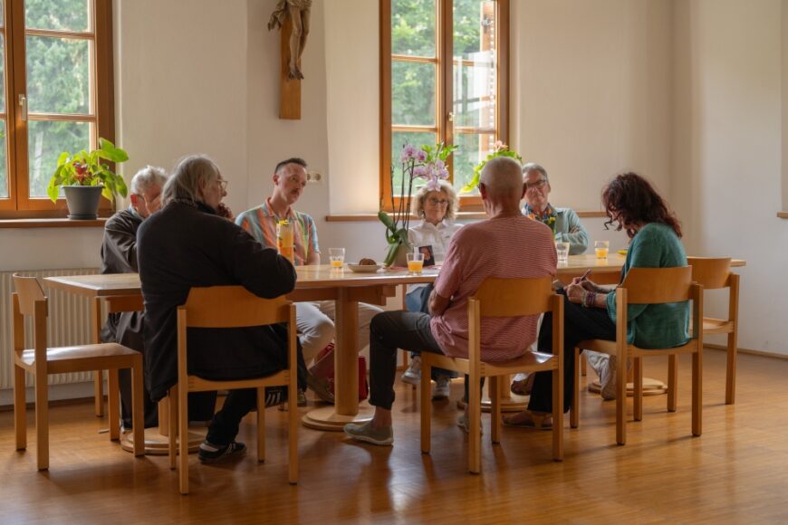 Am Tisch tauscht man sich aus
