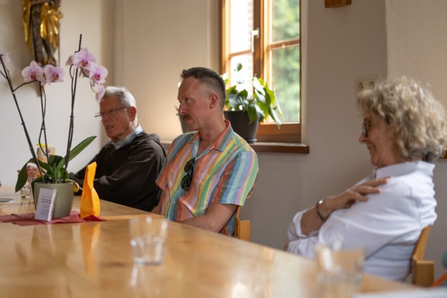 Marina Baldauf, Robert Profunser und eine weitere Person am Tisch