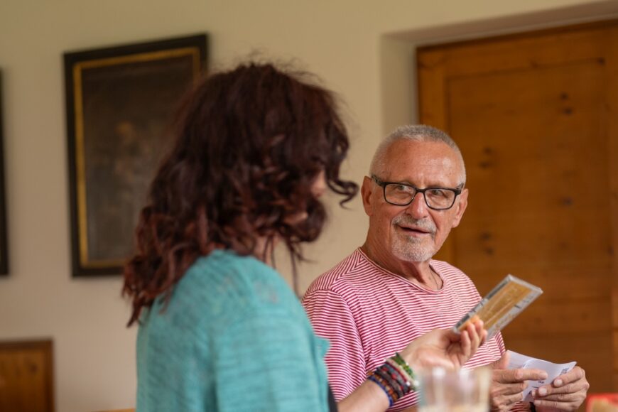 Elisabeth Draxl überreicht Konstantin Wecker eine CD