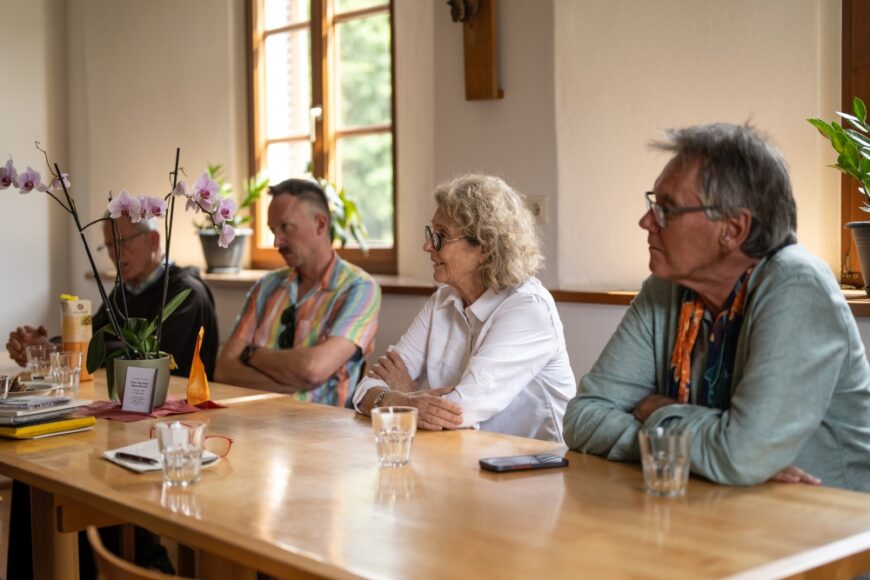 Georg Schärmer, Marina Baldauf, Robert Profunser sitzen mit einer weiteren Person am Tisch