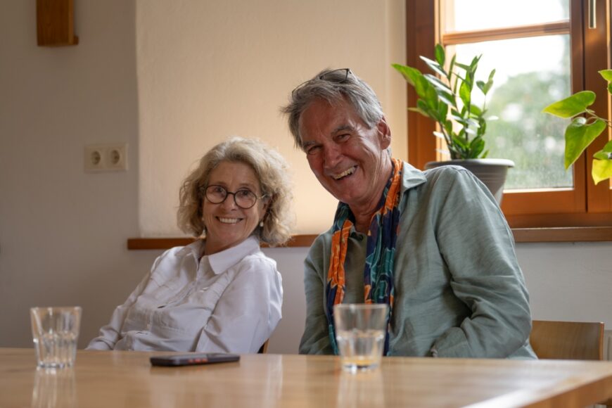 Georg Schärmer und Marina Baldauf lächeln in die Kamera