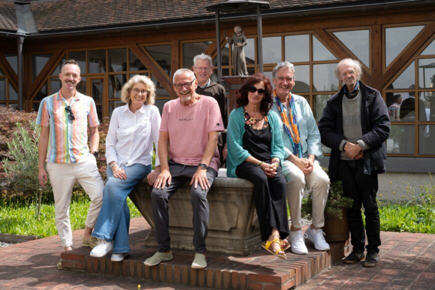 Gruppenbild mit Konstatin Wecker im Garten des Kapuzinerkolsters Innsbruck