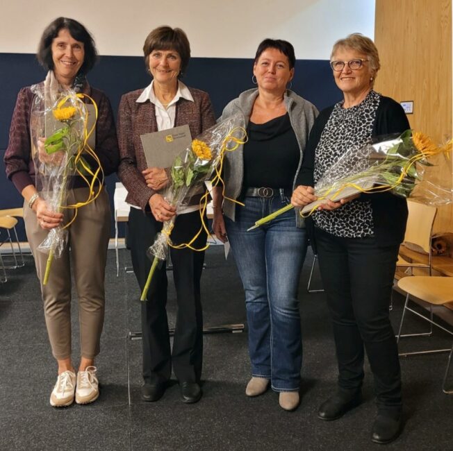 Elisabeth Jäger, Helene Gastl und Elisabeth Jäger mit der Regionalbeauftragten Sabine Hosp