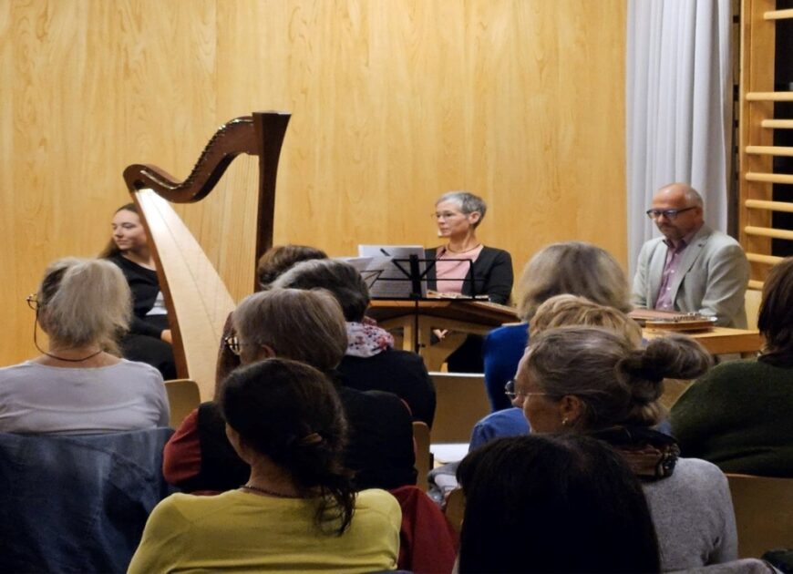 Familie Beisler beim Musizieren mit Harfe und zwei Hackbrettern