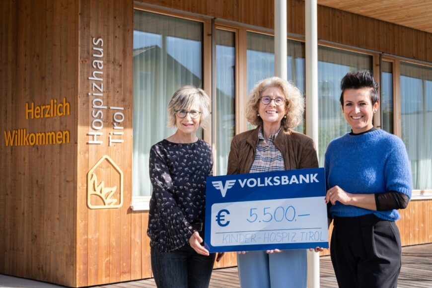 Mag. Brigitte Goldbrich, Marina Baldauf und Barbara Hussl vor dem Hospizhaus mit einem Scheck in der Höhe von 5.500 Euro