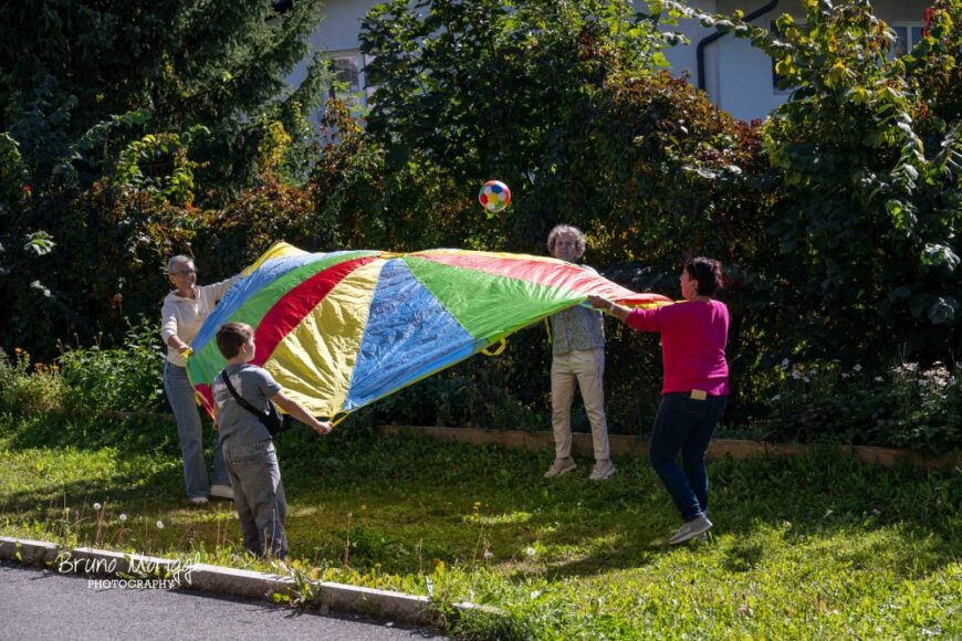 Beim Spiel mit dem Fallschirm