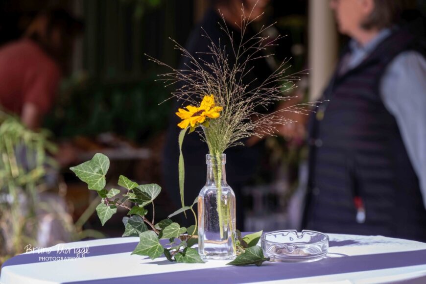 Einen Sonnenblume in der Vase auf einem Tisch