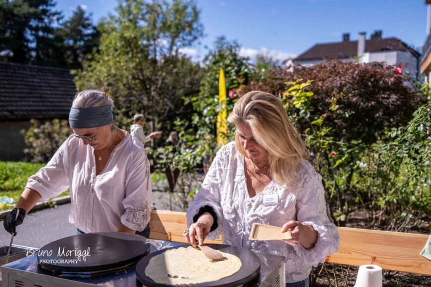 Karin Keim und ihre Freundin beim Crepes machen