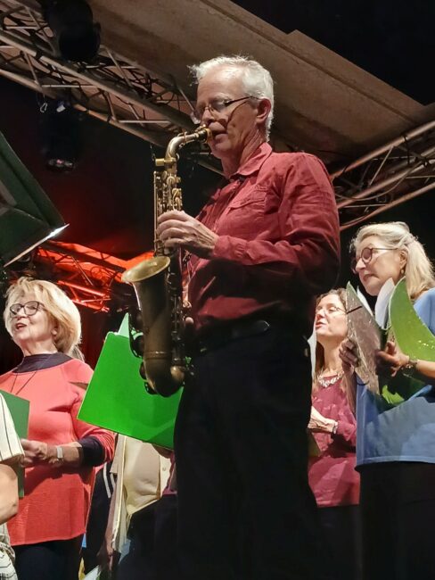 Der Saxofonspieler des Chors der Vielfalt