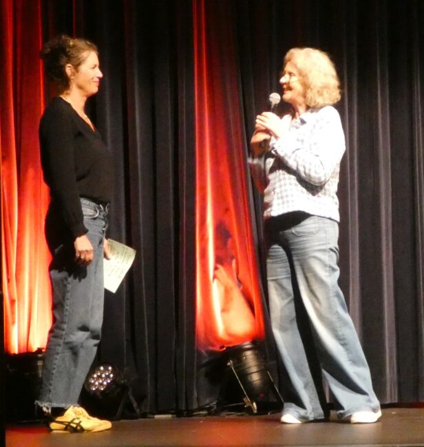 Maria Streli-Wolf und Marina Baldauf bei der Begrüßung