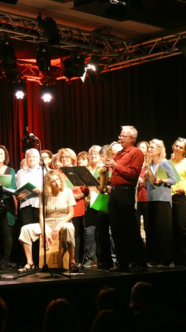 Ausschnitt Chor mit Tromlerin und Saxofonist