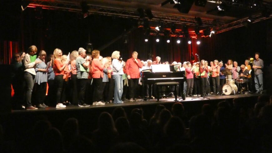Marina Baldauf und der Chor der Vielfalt