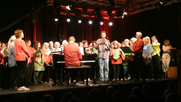 Der Chor der Vielfalt und Emil Kaschka auf der Bühne im Treibhaus