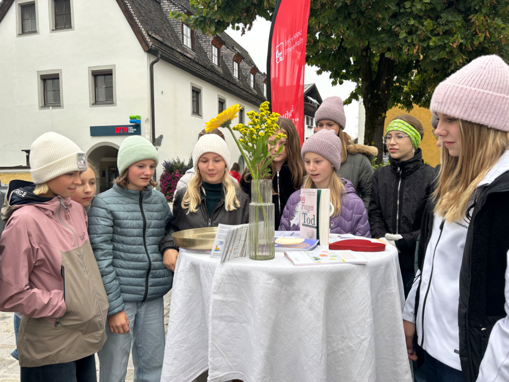Kinder versammeln sich am Tisch