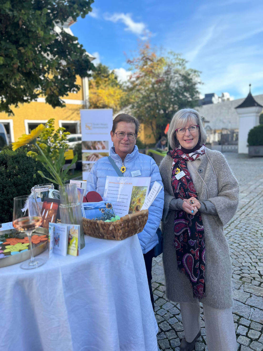 Damen am Stehtisch