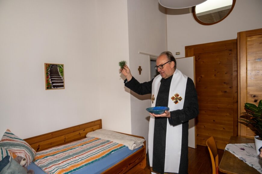 Hermann Glettler bei der Segnung bei der Segnung des Krankenzimmers