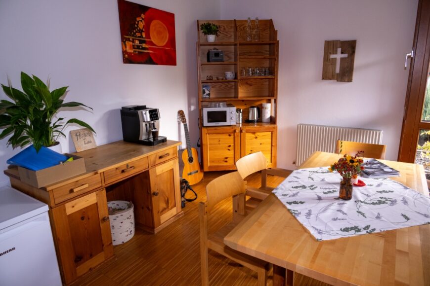 Der neue Aufenthaltsraum mit Tisch und Möbel