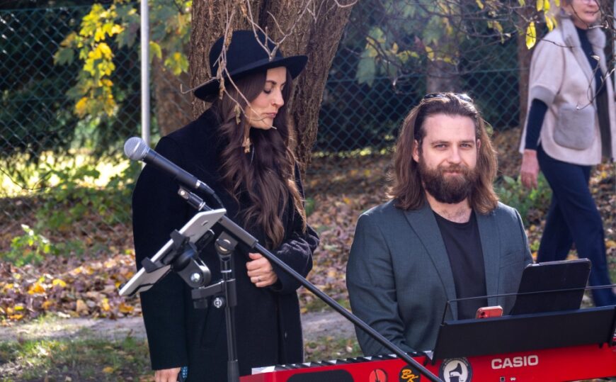 Die Sängerin und der Pianist bei der Eröffnung