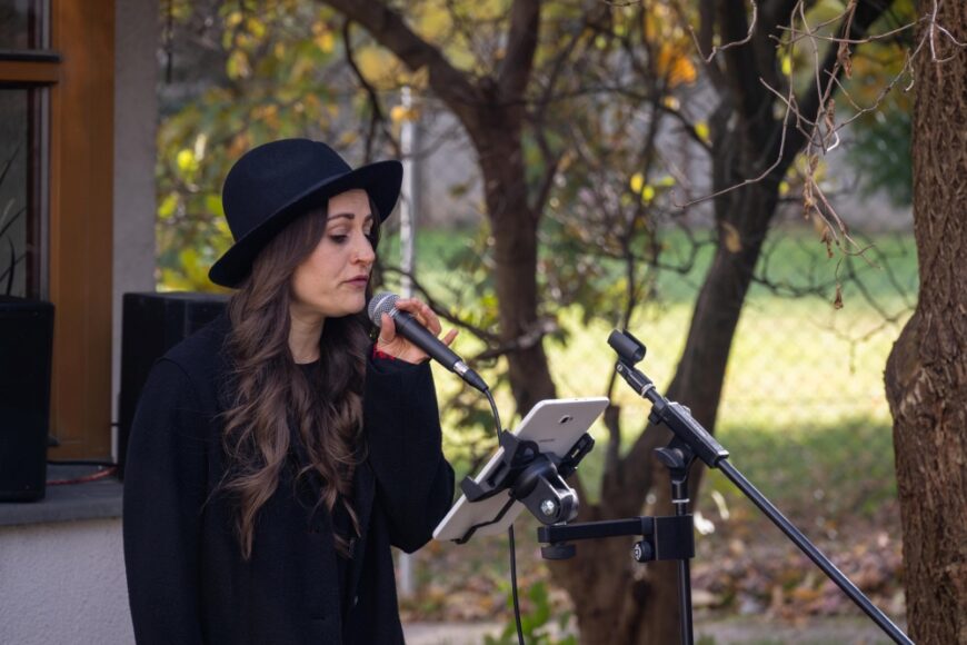 Die Sängerin singt ins Mikrofon