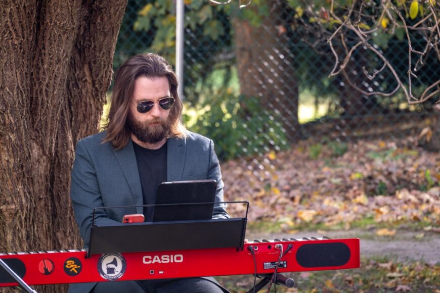 Der Pianist spielt auf seinem roten Keyboard