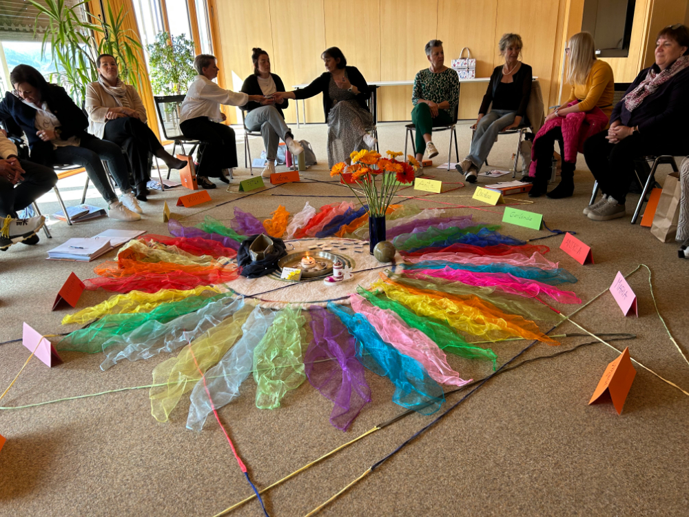 Ausbildungsteilnehmer im Sitzkreis