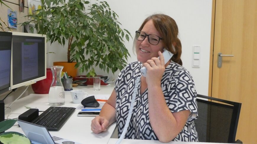 Hospizmitarbeiterin am Telefon