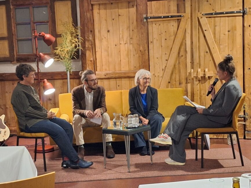 Das Podiumsgespräch mit der erfahrenen Palliativmedizinerin Elisabeth Medicus und Lucas Nasrouei-Schmidt (Landeskoordination Hospiz- und Palliativversorgung Tirol) sowie den Prozessbegleiterinnen der Tiroler Hospiz-Gemeinschaft Sylvia Jöbstl und Barbara Kleissl.