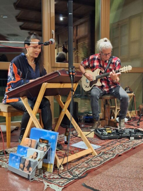  Maria Ma und Sebastian mit stimmungsvollen Klängen von Hackbrett und E-Gitarre.