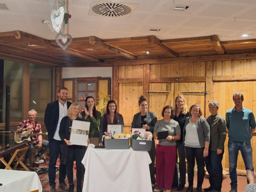 Das Team bei der feierlichen Übergabe des erfolgreichen Projektabschlusses