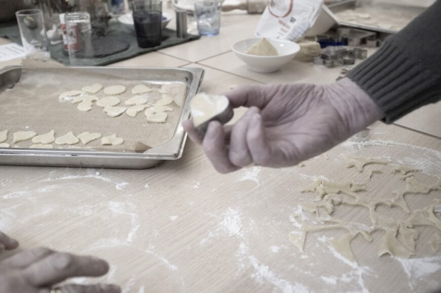 Eine Hand hält ein Keks in Herzform