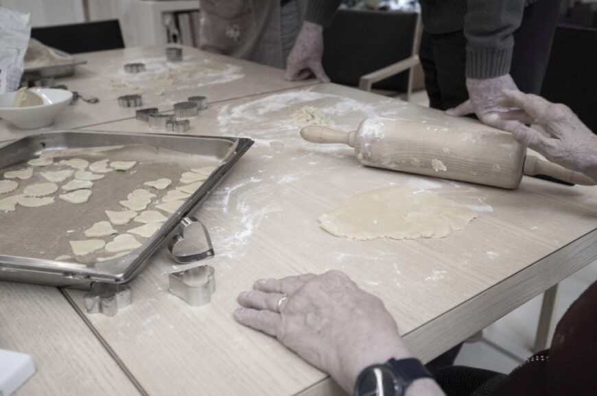 Beim Kekse vorbereiten mit Nudelwalker und Hand